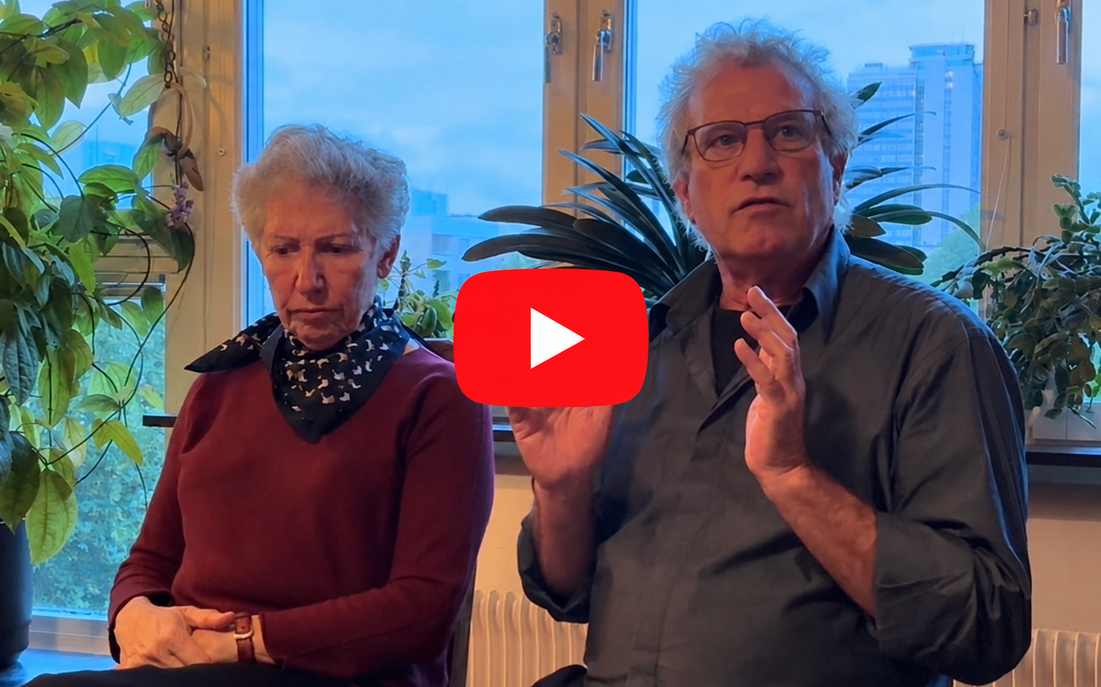 Ami Joffe arbetar som fysioterapeut och hennes man Eldad Joffe Àr ordförande i byns "council". Eldad berÀttar mÄlande hur vardagen sÄg ut i byn direkt efter 7 oktober-attacken 2023.
